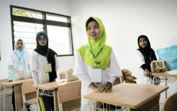 Siswa Sekolah Rakyat di Jember menyambut kunjungan Gubernur Jawa Timur Khofifah Indar Parawansa, Kamis (31/7/2025).(KOMPAS.com/Mega Silvia)/Ulanda.id