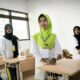 Siswa Sekolah Rakyat di Jember menyambut kunjungan Gubernur Jawa Timur Khofifah Indar Parawansa, Kamis (31/7/2025).(KOMPAS.com/Mega Silvia)/Ulanda.id