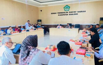DPRD Kabupaten Boalemo mengungkap fakta mencengangkan dalam Rapat Dengar Pendapat (RDP) bersama PT Agro Artha Surya. Perusahaan kelapa sawit tersebut mengakui belum melengkapi dokumen perizinan meski sudah beroperasi hampir 12 tahun di wilayah itu./Ulanda.id