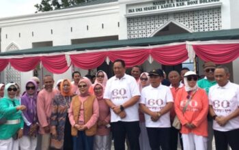 Wakil Bupati Bone Bolango, Risman Tolinggohu saat menghadiri perayaan Milad ke-60 SMA Negeri 1 Kabila yang dirangkaikan dengan peresmian Masjid A.A Wahab IKA SMANKAB, Jumat (22/8/2025). (F.Indra-Tim Redaksi)/Ulanda.id
