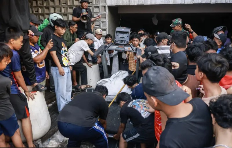 Massa mengeluarkan barang milik anggota DPR Ahmad Sahroni dari dalam rumahnya di kawasan Tanjung Priok, Jakarta, Sabtu (30/8/2025)/Ulanda.id