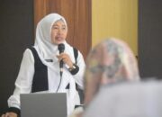Kadis Kominfo Misnawaty Wantogia saat menyampaikan materi pada kegiatan Sosialisasi dan Evaluasi Pelaksanaan PPID di Lingkungan Pemerintah Kabupaten Bone Bolango yang dilaksanakan, di Ruang Restorasi Kantor Bupati, Rabu (6/8/2025). (F.AKP-Tim Redaksi)/Ulanda.id