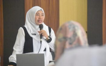 Kadis Kominfo Misnawaty Wantogia saat menyampaikan materi pada kegiatan Sosialisasi dan Evaluasi Pelaksanaan PPID di Lingkungan Pemerintah Kabupaten Bone Bolango yang dilaksanakan, di Ruang Restorasi Kantor Bupati, Rabu (6/8/2025). (F.AKP-Tim Redaksi)/Ulanda.id