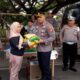 Kapolres Gorut AKBP Ahmad Eka Perkasa saat menyerahkan beras kepada salah seorang warga pada giat GPM yang digelar oleh polres Gorut, selasa, (12/8)-Foto:Ist/Ulanda.id