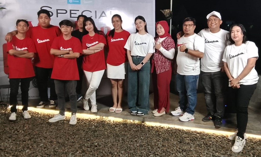 Brand Manager Motoplex Gorontalo Piaggio Vespa Putra Sulawesi Chairul Anwar (kedua dari kanan) bersama staf dan karyawannya saat customer gathering special weekend. Minggu,(27/0)/Ulanda.id