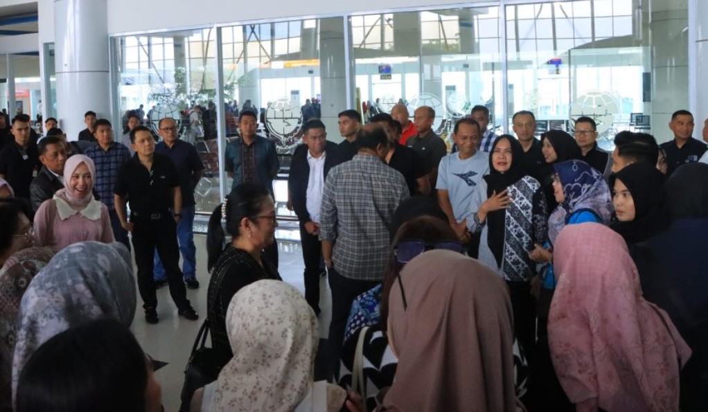 Suasana penuh haru mewarnai pelepasan mantan Kapolda Gorontalo Irjen Pol Drs. Raden Eko Wahyu Prasetyo, S.H., yang berangkat bersama Ny. Wiraksi Eko melalui Bandara Djalaluddin, Minggu (24/8/2025)/Ulanda.id