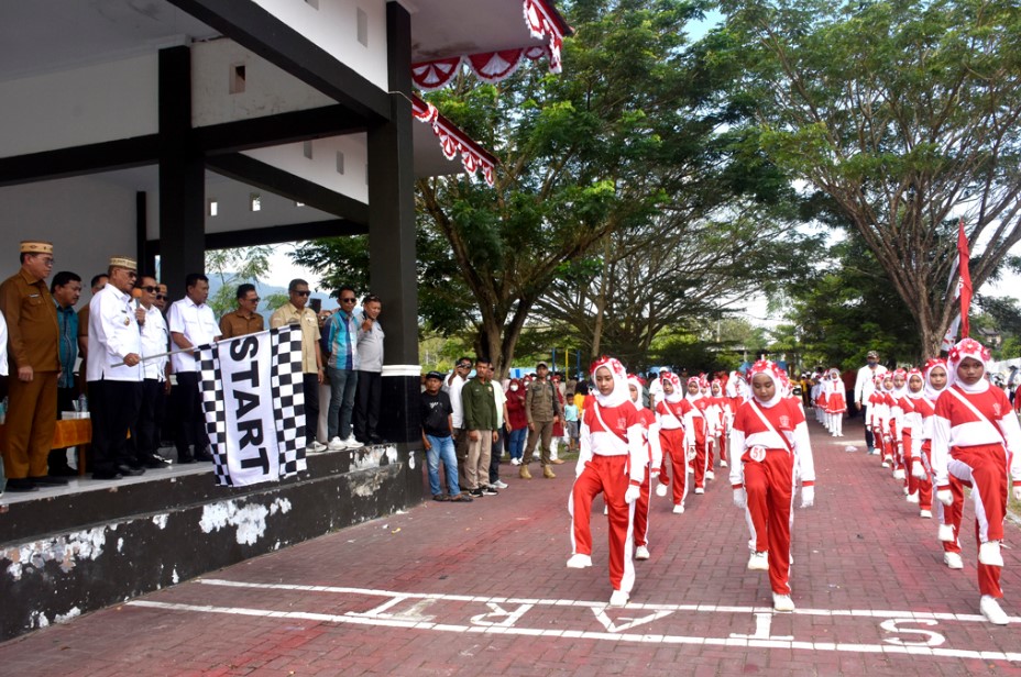Pemerintah Kabupaten Bone Bolango menggelar lomba gerak jalan dalam rangka memperingati Hari Ulang Tahun (HUT) ke-80 Kemerdekaan Republik Indonesia. Kegiatan yang dibuka dan dilepas oleh Bupati Bone Bolango, Ismet Mile tersebut mengambil titik start di Alun-Alun Bone Bolango dan finish di Danau Perintis Suwawa, Selasa (12/8/2025). (F.AKP-Tim Redaksi)/Ulanda.id