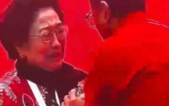 Megawati menangis haru saat Hasto tiba - tiba hadir pada Kongres Pdip di Bali (Foto: Dok/Ulanda.id)