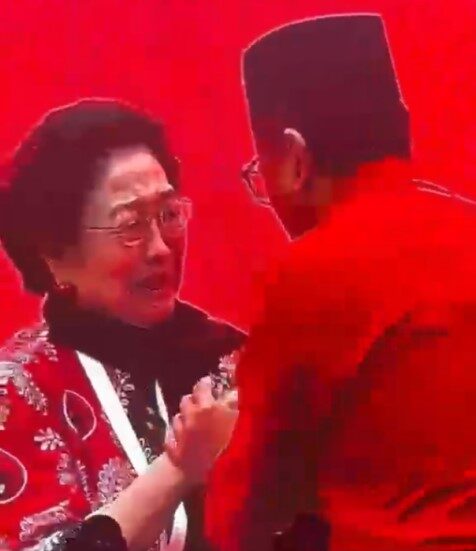 Megawati menangis haru saat Hasto tiba - tiba hadir pada Kongres Pdip di Bali (Foto: Dok/Ulanda.id)