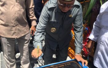 Bupati Ismet Mile saat meresmikan Masjid Jabal Nur di Desa Bunga, Kecamatan Bone Raya, disela-sela kegiatan Jumat Keliling Pemerintah Kabupaten Bone Bolango di wilayah tersebut, Jumat (8/8/2025). (F.Indra-Tim Redaksi)/Ulanda.id