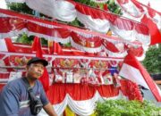 Pedagang bendera Merah Putih bercerita soal banyaknya pihak yang ingin membeli bendera One Piece. Para pedagang bingung sekaligus waswas dengan tren tersebut. (Taufiq S/detikcom)