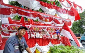 Pedagang bendera Merah Putih bercerita soal banyaknya pihak yang ingin membeli bendera One Piece. Para pedagang bingung sekaligus waswas dengan tren tersebut. (Taufiq S/detikcom)
