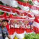 Pedagang bendera Merah Putih bercerita soal banyaknya pihak yang ingin membeli bendera One Piece. Para pedagang bingung sekaligus waswas dengan tren tersebut. (Taufiq S/detikcom)