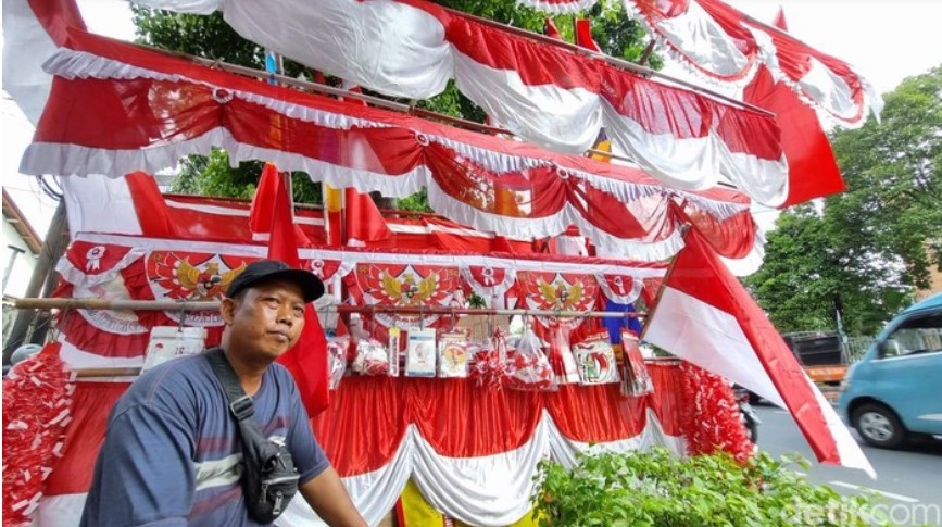 Pedagang bendera Merah Putih bercerita soal banyaknya pihak yang ingin membeli bendera One Piece. Para pedagang bingung sekaligus waswas dengan tren tersebut. (Taufiq S/detikcom)