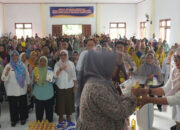 Aleg Dprd Provinsi Gorontalo Femmy Udoki menyerahkan Bantuan UMKM ke salah seorang penerima di kecamatan Bolango Selatan, Rabu, (27/8)/Ulanda.id
