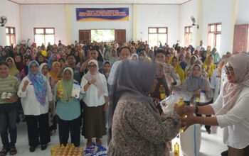 Aleg Dprd Provinsi Gorontalo Femmy Udoki menyerahkan Bantuan UMKM ke salah seorang penerima di kecamatan Bolango Selatan, Rabu, (27/8)/Ulanda.id