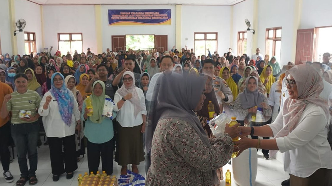 Aleg Dprd Provinsi Gorontalo Femmy Udoki menyerahkan Bantuan UMKM ke salah seorang penerima di kecamatan Bolango Selatan, Rabu, (27/8)/Ulanda.id