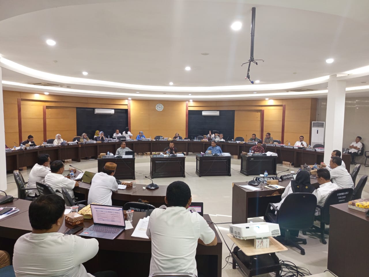 Banggar DPRD Provinsi Gorontalo mengadakan rapat kerja bersama Tim Anggaran Pemerintah Daerah (TAPD). Rabu (20/08/2025)/Ulanda.id
