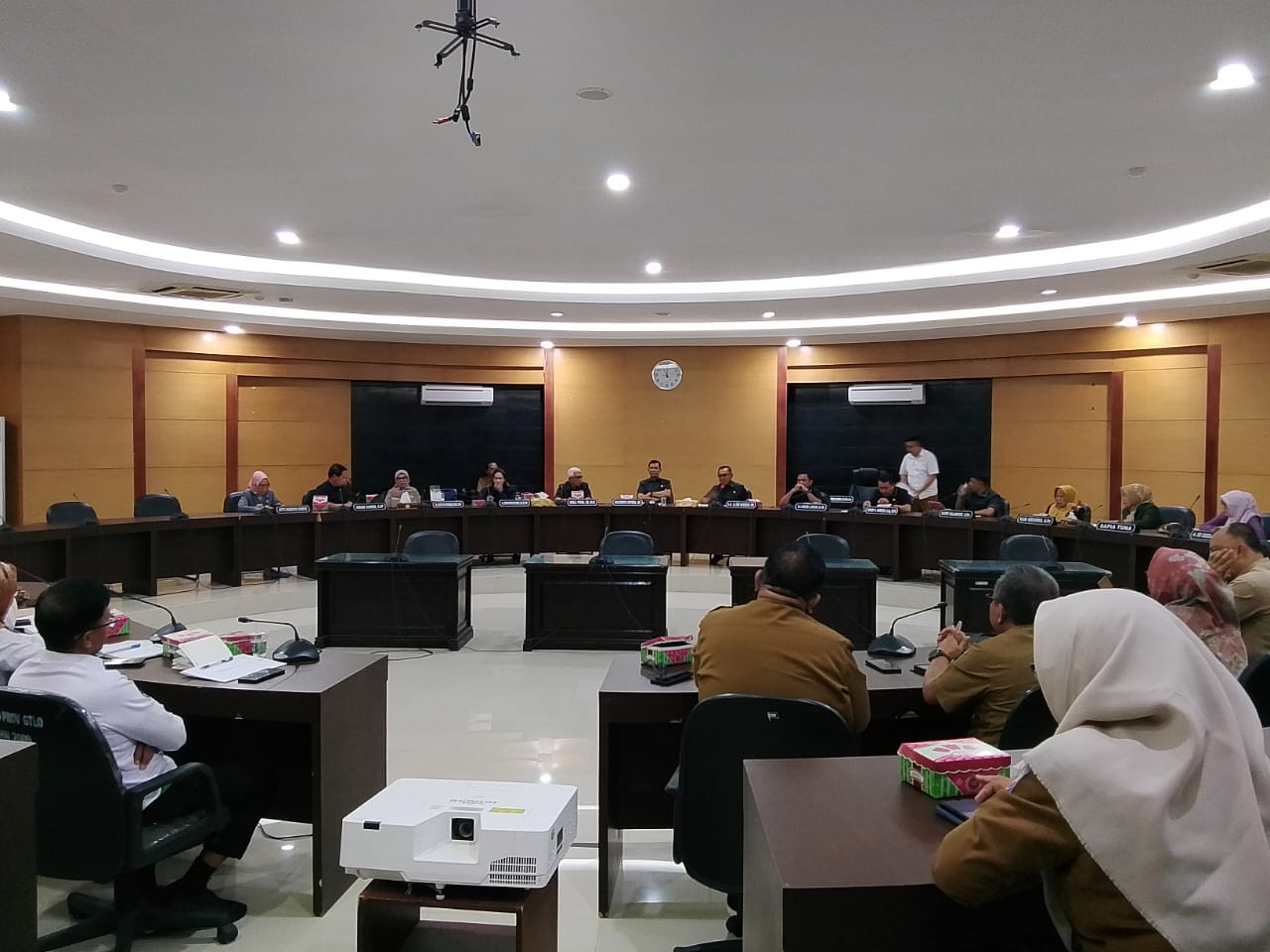 Rapat Gabungan Komisi 1 dan IV tentang tunjangan guru madrasah yang berlangsung di ruang Dulohupa DPRD Provinsi Gorontalo, Selasa (19/8/2025)/Ulanda.id