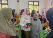 Aleg Dprd Provinsi Femmy Udoki bersama masyarakat tapa-bulango saat penyaluran UMKM/Ulanda.id