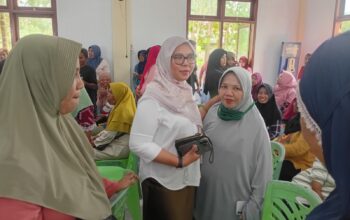 Aleg Dprd Provinsi Femmy Udoki bersama masyarakat tapa-bulango saat penyaluran UMKM/Ulanda.id