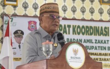 Bupati Ismet Mile saat memberikan sambutan pada Rapat Koordinasi Daerah (Rakorda) Badan Amil Zakat Nasional (Baznas) Kabupaten Bone Bolango dalam rangka Optimalisasi Pengumpulan dan Pengelolaan Zakat, Infaq dan Sedekah yang digelar di Gedung KPRI Kartini, Kecamatan Kabila, Rabu (30/7/2025) (F.AKP/Diskominfo)/Ulanda.id