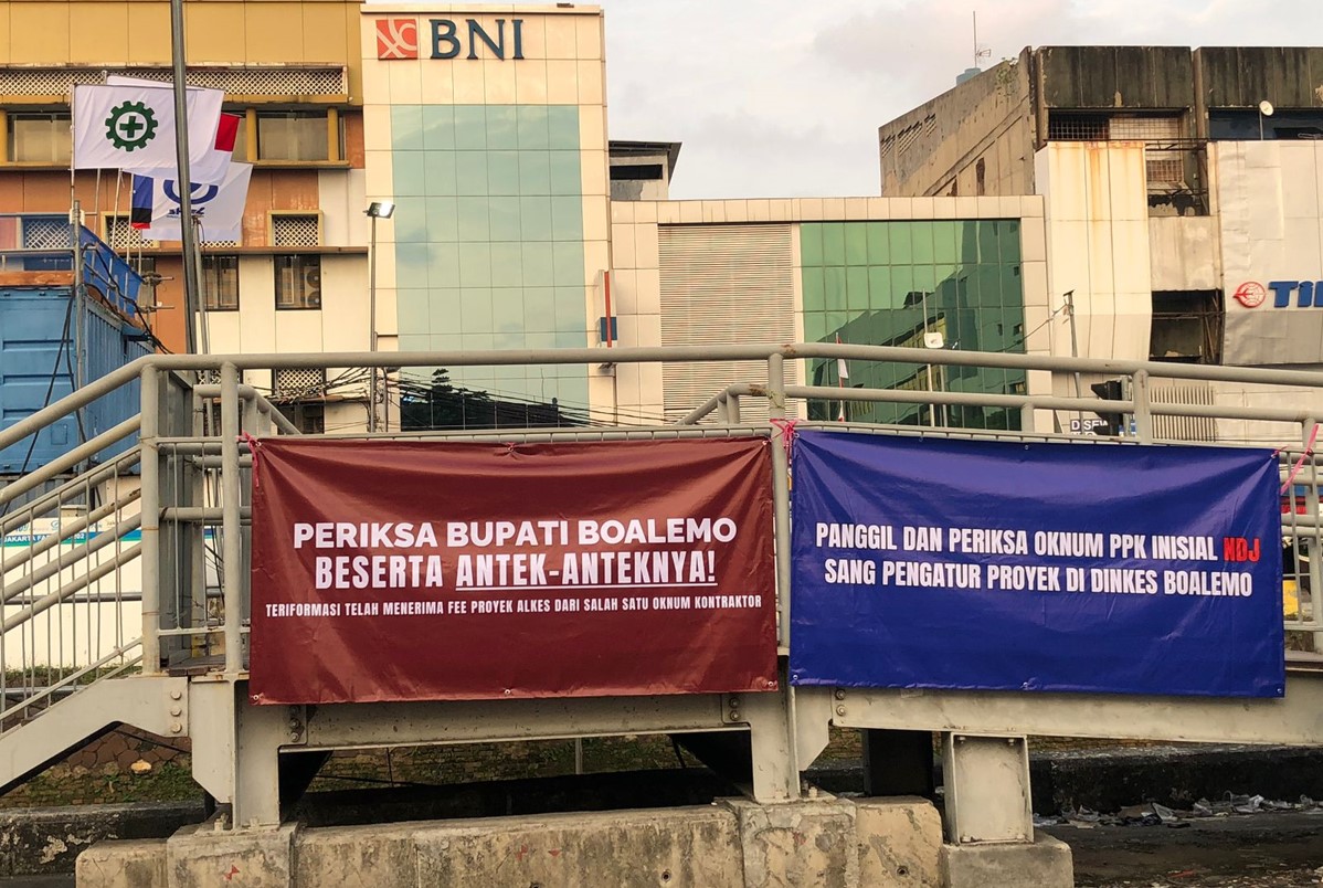 Spanduk bertuliskan "Periksa Bupati Boalemo beserta antek-anteknya" -Foto:Ist/Ulanda.id