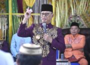 Bupati Ismet Mile saat memberikan sambutan usai prosesi adat Mopotililo Bupati Ismet Mile bersama Ketua TP. PKK Ruwaida Mile dan Wakil Bupati Risman Tolingguhu bersama Wakil Ketua TP. PKK Gamaria Djura, di Kantor Desa Boludawa, Suwawa, Rabu (31/7/2025). (F.AKP)