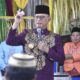 Bupati Ismet Mile saat memberikan sambutan usai prosesi adat Mopotililo Bupati Ismet Mile bersama Ketua TP. PKK Ruwaida Mile dan Wakil Bupati Risman Tolingguhu bersama Wakil Ketua TP. PKK Gamaria Djura, di Kantor Desa Boludawa, Suwawa, Rabu (31/7/2025). (F.AKP)