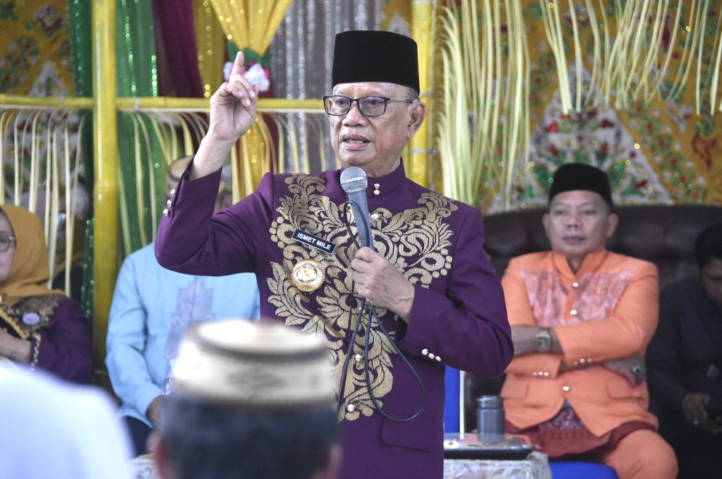 Bupati Ismet Mile saat memberikan sambutan usai prosesi adat Mopotililo Bupati Ismet Mile bersama Ketua TP. PKK Ruwaida Mile dan Wakil Bupati Risman Tolingguhu bersama Wakil Ketua TP. PKK Gamaria Djura, di Kantor Desa Boludawa, Suwawa, Rabu (31/7/2025). (F.AKP)