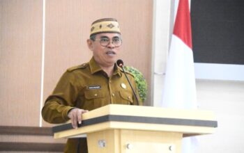 Sekda Bone Bolango, Iwan Mustapa saat memberikan sambutan sekaligus membuka kegiatan Sosialisasi Pencegahan Kekerasan Terhadap Perempuan dan Anak yang Diintegrasikan dengan Pemeriksaan Kesehatan yang digelar di Aula BPMP Provinsi Gorontalo, Selasa (5/8/2025). (F.AKP-Tim Redaksi Diskominfo)/Ulanda.id