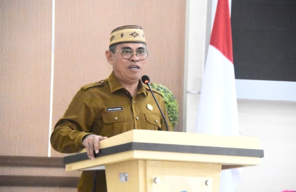 Sekda Bone Bolango, Iwan Mustapa saat memberikan sambutan sekaligus membuka kegiatan Sosialisasi Pencegahan Kekerasan Terhadap Perempuan dan Anak yang Diintegrasikan dengan Pemeriksaan Kesehatan yang digelar di Aula BPMP Provinsi Gorontalo, Selasa (5/8/2025). (F.AKP-Tim Redaksi Diskominfo)/Ulanda.id
