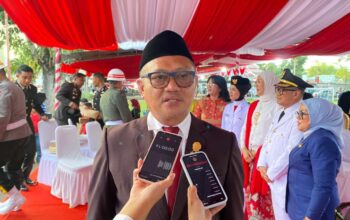 Ketua DPRD Kota Gorontalo, Irwan Hunawa saat menghadiri upacara penurunan bendera Hut RI Ke-80. Minggu, (17/8)/Ulanda.id