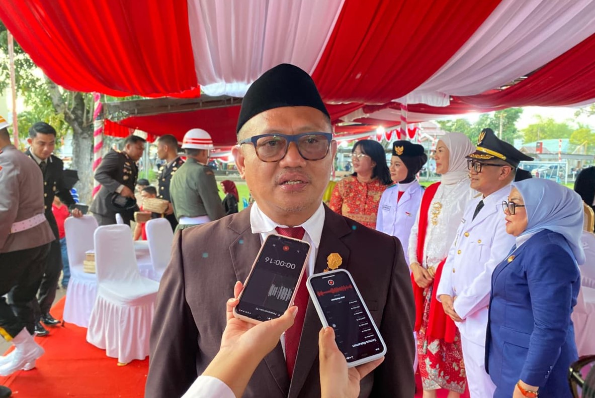Ketua DPRD Kota Gorontalo, Irwan Hunawa saat menghadiri upacara penurunan bendera Hut RI Ke-80. Minggu, (17/8)/Ulanda.id