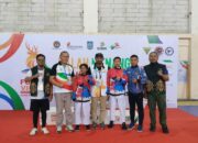 Sekertaris KORMI Provinsi Gorontalo, Ir. M. Rijal Syukri dan official kontingen foto bersama atlet pelatih Inorga YPOK Gorontalo
