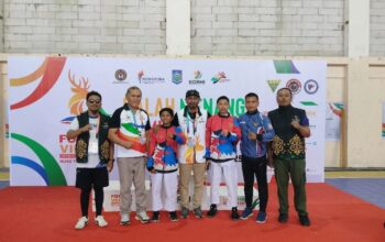 Sekertaris KORMI Provinsi Gorontalo, Ir. M. Rijal Syukri dan official kontingen foto bersama atlet pelatih Inorga YPOK Gorontalo