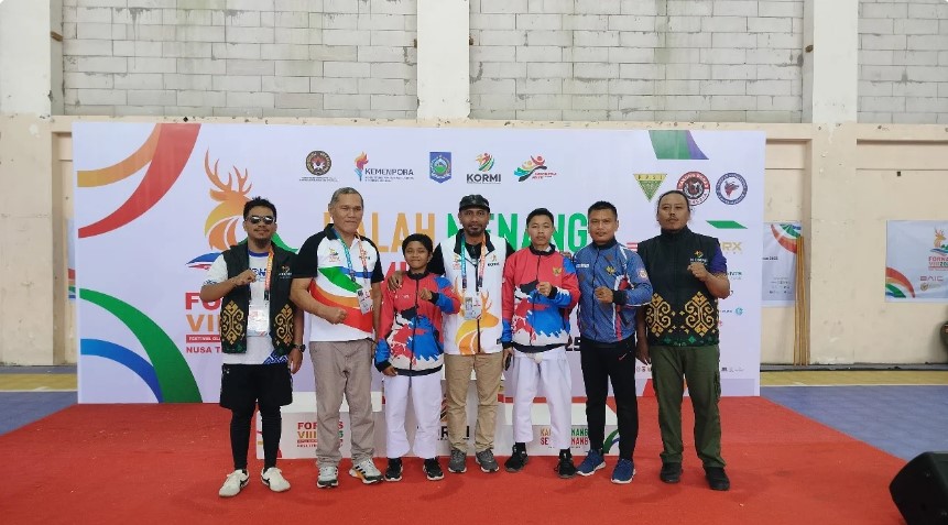 Sekertaris KORMI Provinsi Gorontalo, Ir. M. Rijal Syukri dan official kontingen foto bersama atlet pelatih Inorga YPOK Gorontalo