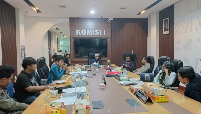 Komisi 1 Dprd Provinsi Gorontalo saat menerima perwakilan mahasiswa diruang kerja komisi, Senin. 4/8 (Foto:Ist/Ulanda.id)