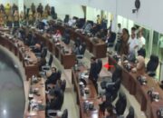 Berbeda dengan 34 anggota lain yang menyetujui, Umar Karim berdiri sendiri menolak pengesahan APBD Perubahan/Ulanda.id