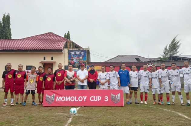 Ketua Dprd Kota Irwan Hunawa saat membuka Momoloy Cup 3 di tomulabutao slatan, Minggu, 3/8 (Foto:Ist/Ulanda.id)
