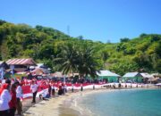 Pencanangan gerakan pembagian Bendera Merah Putih bersama Forum Kewaspadaan Dini Masyarakat (FKDM) dan Lintas Organisasi Kemasyarakatan se-Provinsi Gorontalo, di Pantai Modelomo Kecamatan Kabila Bone, Sabtu (2/8/2025). (F.Onal/Prokopim)/Ulanda.id