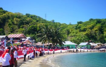Pencanangan gerakan pembagian Bendera Merah Putih bersama Forum Kewaspadaan Dini Masyarakat (FKDM) dan Lintas Organisasi Kemasyarakatan se-Provinsi Gorontalo, di Pantai Modelomo Kecamatan Kabila Bone, Sabtu (2/8/2025). (F.Onal/Prokopim)/Ulanda.id