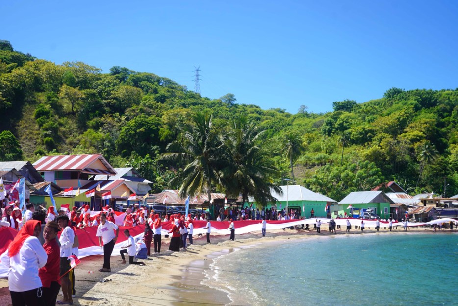 Pencanangan gerakan pembagian Bendera Merah Putih bersama Forum Kewaspadaan Dini Masyarakat (FKDM) dan Lintas Organisasi Kemasyarakatan se-Provinsi Gorontalo, di Pantai Modelomo Kecamatan Kabila Bone, Sabtu (2/8/2025). (F.Onal/Prokopim)/Ulanda.id