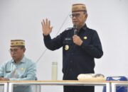 Bupati Ismet Mile saat memberikan arahan pada Rapat Koordinasi dan Evaluasi Bersama Asisten, Staf Ahli,Tim Kerja, Pimpinan OPD, para Camat, dan Kepala Desa serta Lurah se-Kabupaten Bone Bolango, di Aula BPU Kabila, Rabu (31/7/2025). (F.AKP)/Ulanda.id