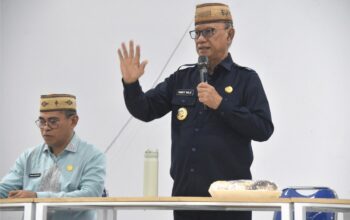 Bupati Ismet Mile saat memberikan arahan pada Rapat Koordinasi dan Evaluasi Bersama Asisten, Staf Ahli,Tim Kerja, Pimpinan OPD, para Camat, dan Kepala Desa serta Lurah se-Kabupaten Bone Bolango, di Aula BPU Kabila, Rabu (31/7/2025). (F.AKP)/Ulanda.id