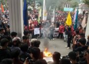 Ratusan mahasiswa Universitas Negeri Gorontalo (UNG) menggelar aksi demonstrasi besar-besaran di Bundaran Saronde hingga menduduki rumah dinas Gubernur Gorontalo, Jumat.(29/8/2025)/Ulanda.id