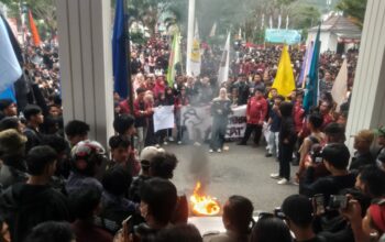 Mahasiswa UNG Duduki Rumah Dinas Gubernur, Tolak DPR RI Pro-Elite