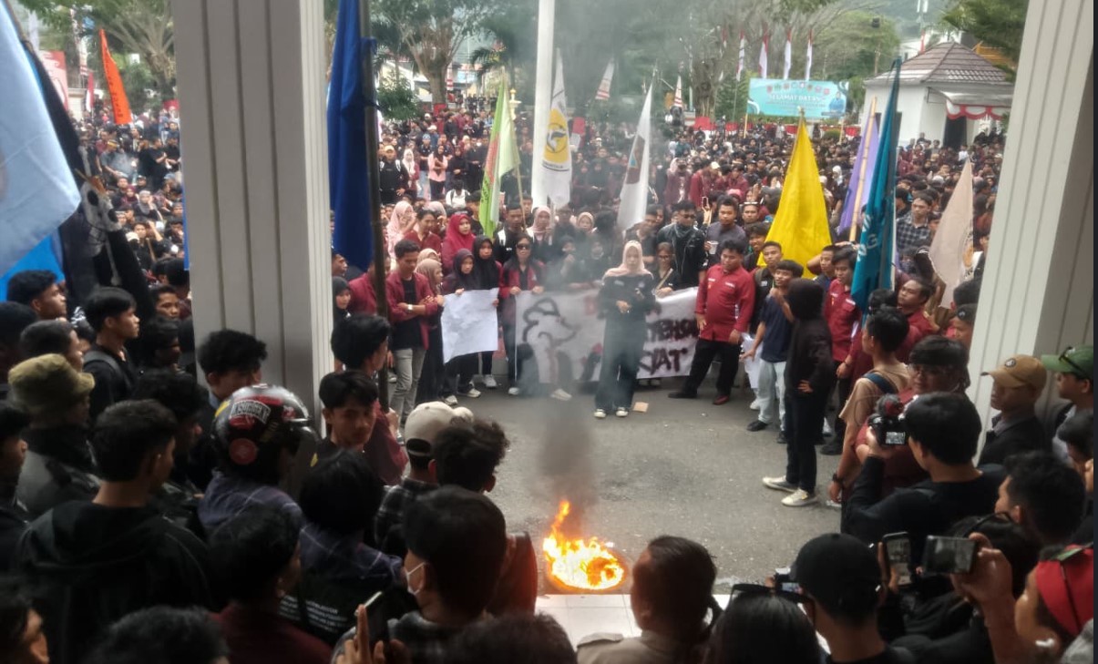 Ratusan mahasiswa Universitas Negeri Gorontalo (UNG) menggelar aksi demonstrasi besar-besaran di Bundaran Saronde hingga menduduki rumah dinas Gubernur Gorontalo, Jumat.(29/8/2025)/Ulanda.id