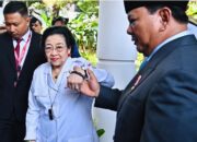 Presiden Prabowo Subianto tampak menggandeng tangan Presiden ke-5 RI Megawati Soekarnoputri di sela-sela momen Peringatan Hari Lahir Pancasila di Gedung Pancasila, Jakarta Pusat, Senin (2/6/2025)