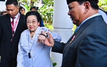 Presiden Prabowo Subianto tampak menggandeng tangan Presiden ke-5 RI Megawati Soekarnoputri di sela-sela momen Peringatan Hari Lahir Pancasila di Gedung Pancasila, Jakarta Pusat, Senin (2/6/2025)